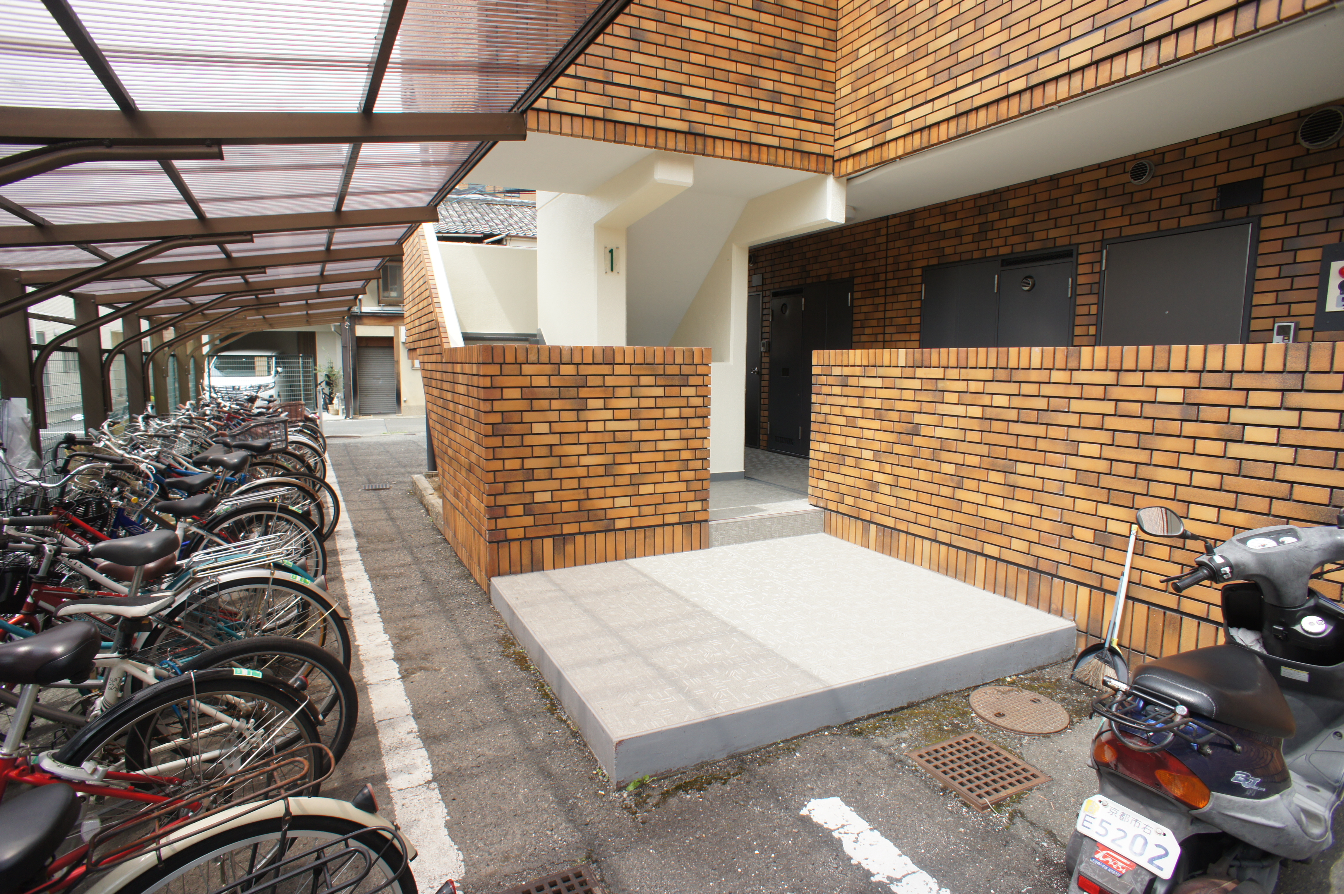 賃貸マンション外装工事 — 施工中